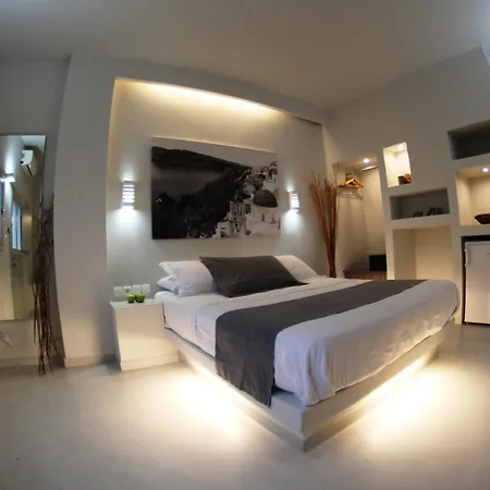 Sealaviesuites Beachfront Perissa (Santorini)