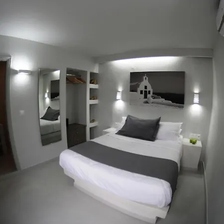 Sealaviesuites Beachfront Perissa (Santorini)